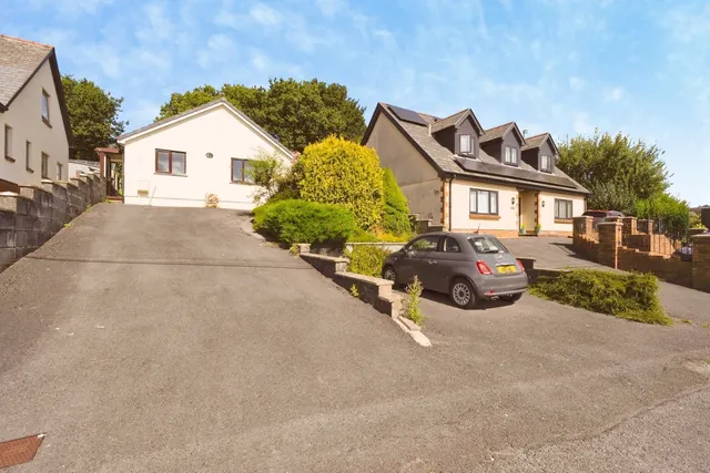 Heol Bancyroffis, Pontyates, SA15, photo 1
