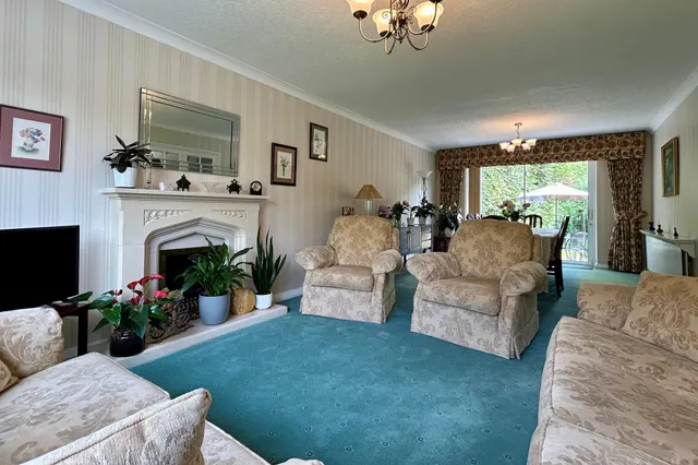 Daylesford Crescent, Cheadle, photo 3