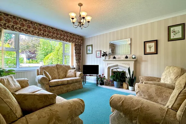 Daylesford Crescent, Cheadle, photo 2
