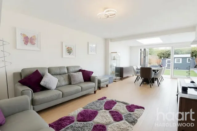 Newhall Drive, Harold Wood, RM3, photo 2