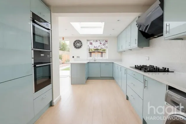 Newhall Drive, Harold Wood, RM3, photo 3