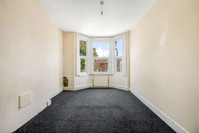 Chaplin Road, London, NW2, photo 2