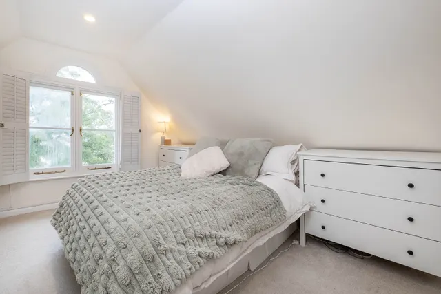 Photo 3 — Oak Hill Road, Surbiton, KT6