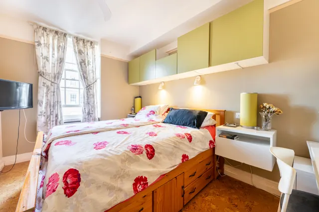 Photo 3 — 97 Queens Court, 15 Queensway, London