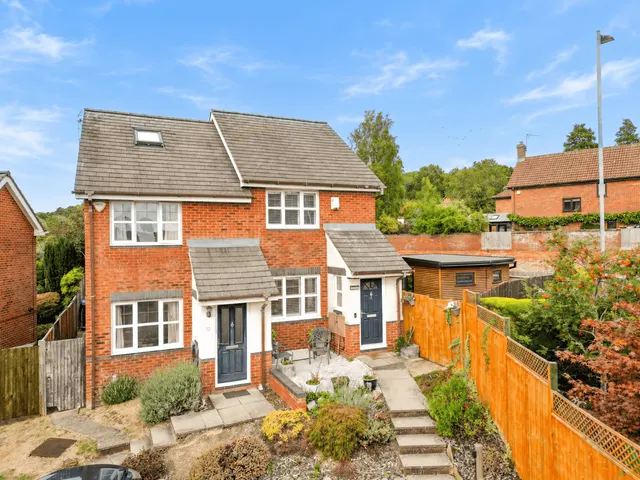 2 bedroom property — Emperor Close, Berkhamsted
