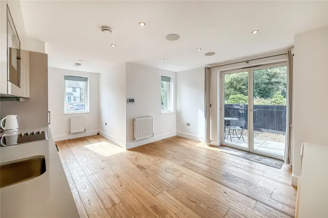 Luton Road, Harpenden, Hertfordshire, AL5 3DU, photo 1