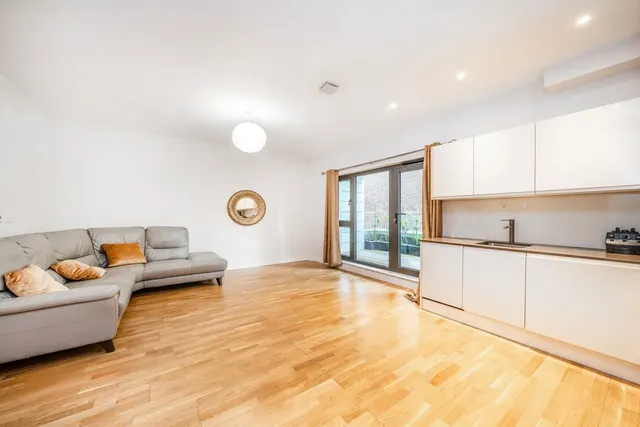 Staines Road West, TW16, photo 2