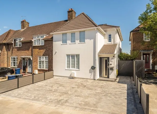 4 bedroom house — Greenford Avenue, Hanwell, W7