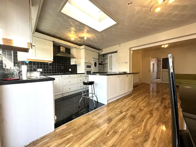Photo 3 — Worton Way, Isleworth