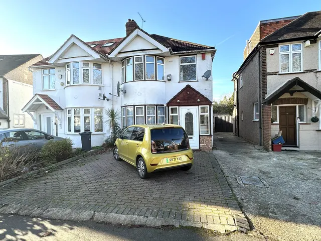 3 bedroom house — Worton Way, Isleworth