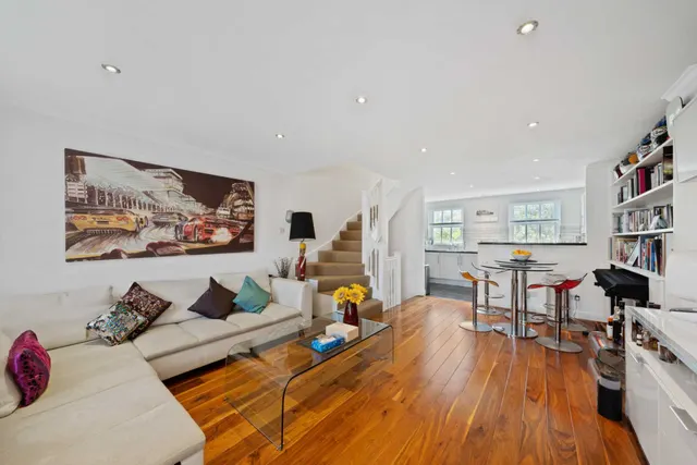 Photo 3 — Caxton Mews, Brentford, TW8 8BN