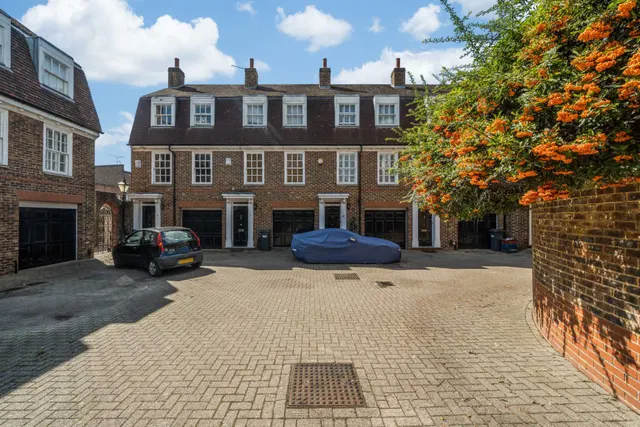 Caxton Mews, Brentford, TW8 8BN, photo 1