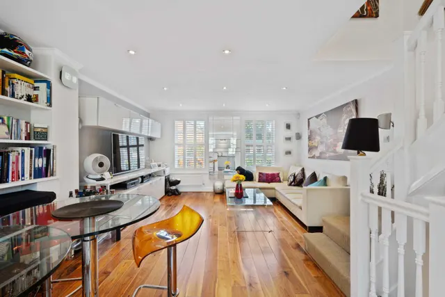 Photo 2 — Caxton Mews, Brentford, TW8 8BN