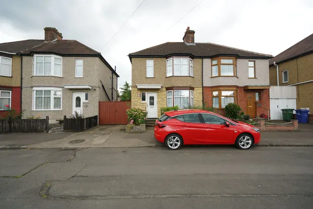 Oval Gardens, Grays, Essex, RM17 5NR, photo 1