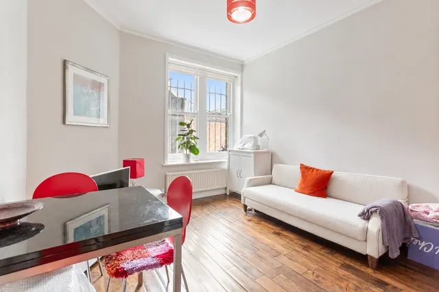 Prince of Wales Drive, London, SW11, photo 1