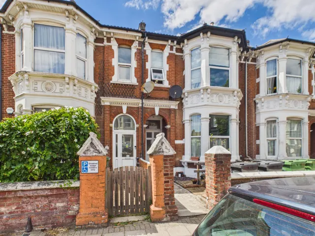 Victoria Road North, Southsea, PO5, photo 1