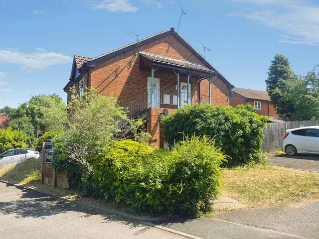 St. Peters Gardens, Wrecclesham, Farnham, Surrey, GU10 4QY, photo 1