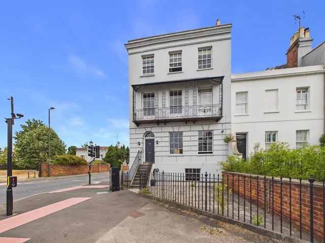 Flat 2, 102 London Road, Cheltenham, GL52 6HJ, photo 1