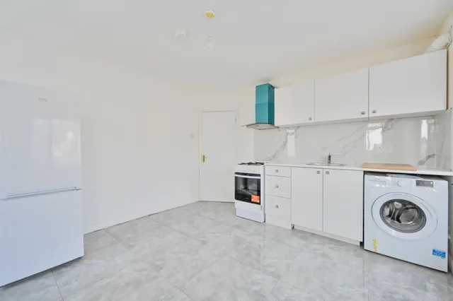 Photo 3 — 9 Croyde Avenue, Greenford