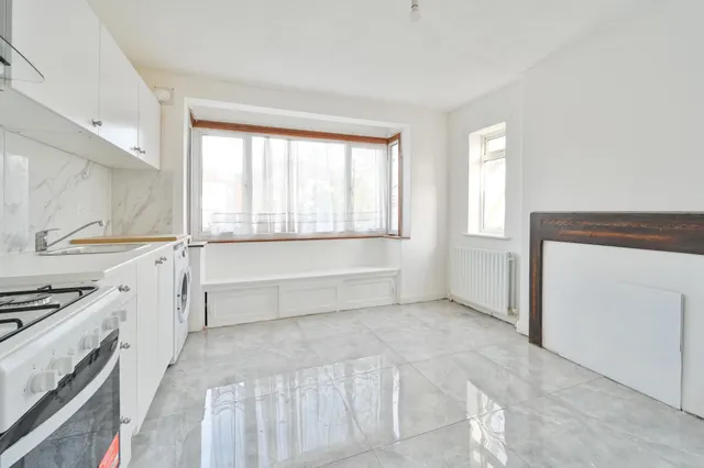 Photo 2 — 9 Croyde Avenue, Greenford