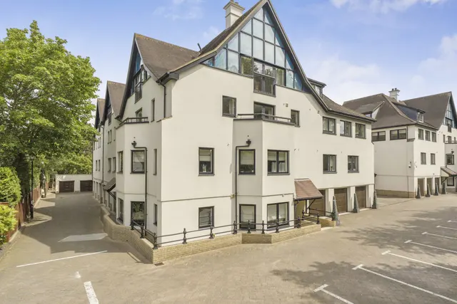 Carew Road, Northwood, HA6, photo 1
