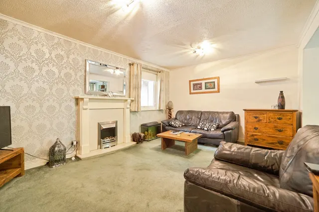Frizley Gardens, Bradford, BD9, photo 3