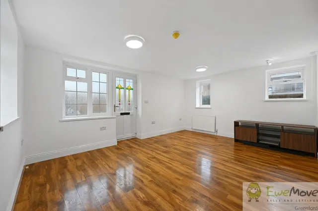 Sutton Lane, Hounslow, TW3, photo 3