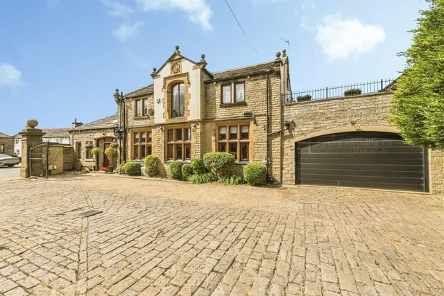 Lightenfield Lane, Netherton, Huddersfield, photo 1