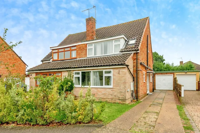 Emlyn Road, Horley, photo 1