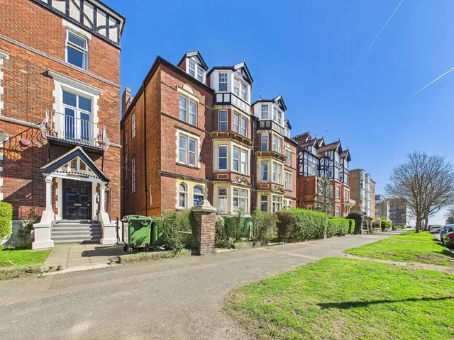 Earls Avenue, Folkestone, Kent, CT20, photo 1