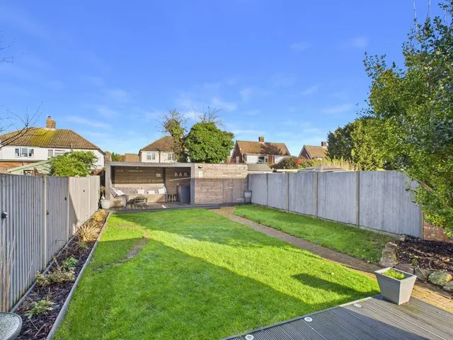 Lansdowne Road, Staines-upon-Thames, TW18, photo 3