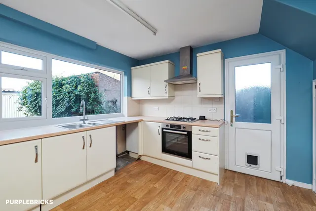St. Lawrence Boulevard, Nottingham, NG12, photo 2