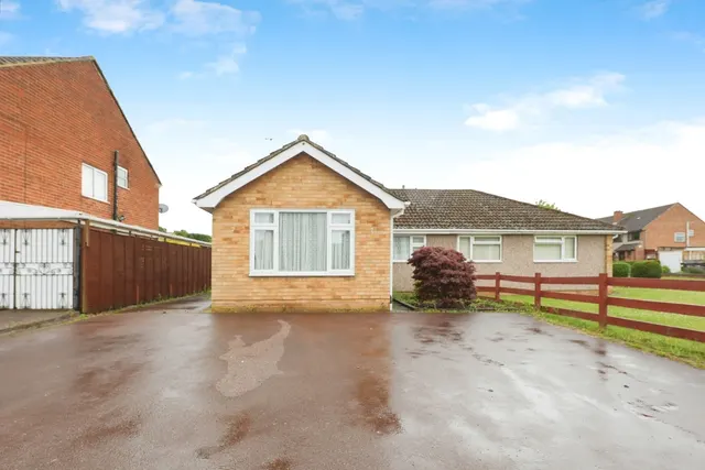 Photo 2 — Bramdene Avenue, Nuneaton, Warwickshire, CV10