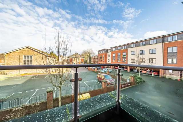 West Street, Newbury, RG14, photo 2