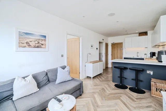 Cleeve Road, Leatherhead, KT22, photo 3