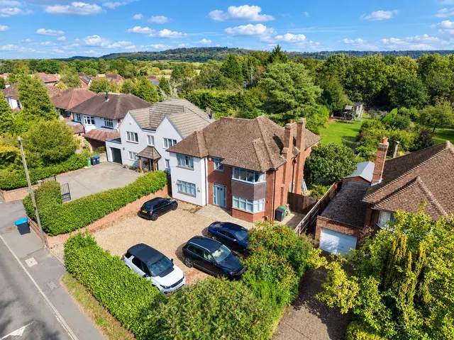 5 bedroom house — Grove Road, Tring