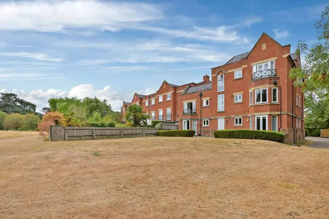 Longbourn, Windsor, SL4, photo 1