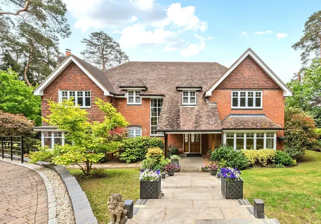 Parklands Close, Lower Bourne, GU9, photo 1