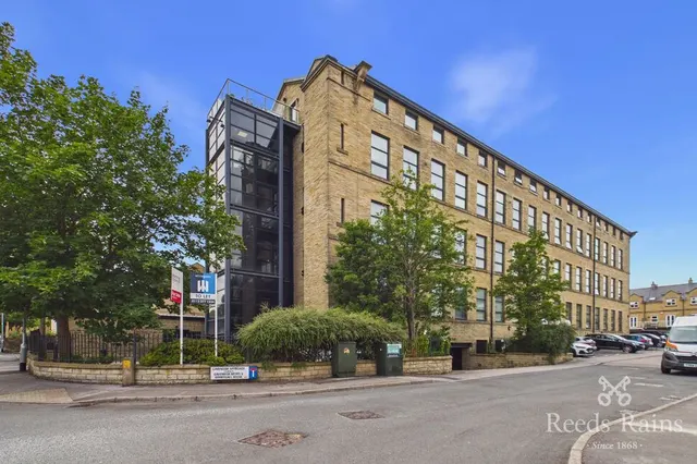 Cavendish Court, Drighlington, BD11, photo 1