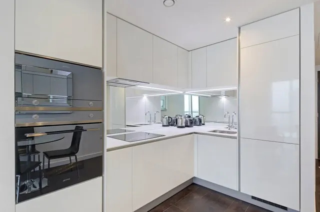 Wandsworth Road, Nine Elms, SW8, photo 3