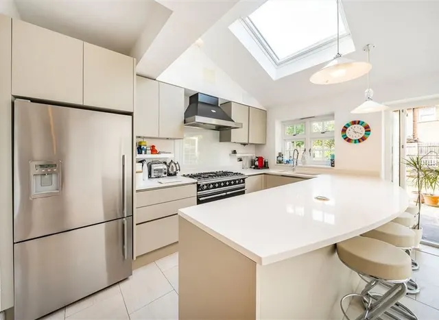 Cambridge Crescent, Teddington, TW11, photo 3