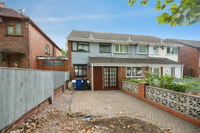3 bedroom house — Stourbridge Road, Dudley