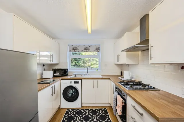 Ffordd Taliesin, Swansea, SA2, photo 3