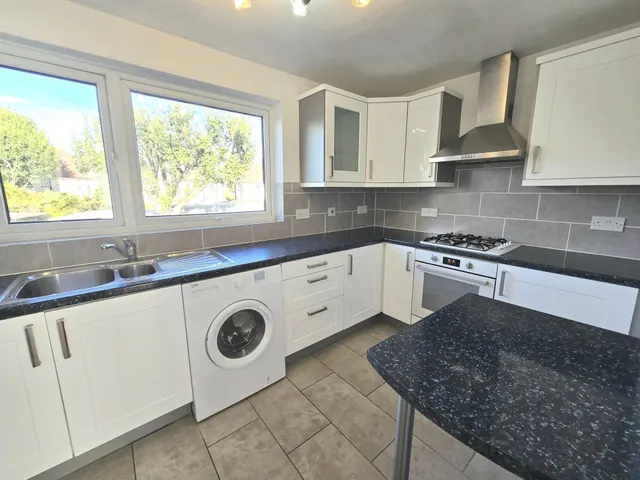 Hedge Lane, London, N13, photo 1