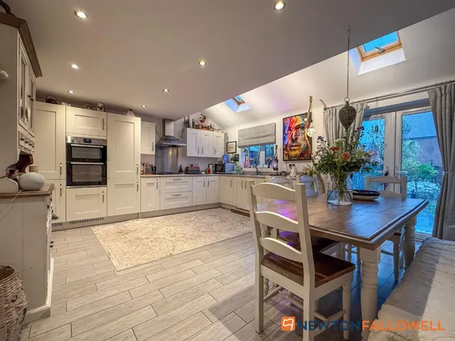 Charters Drive, Middlebeck, NG24, photo 2