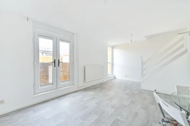Photo 2 — 16a St Ervans Road, London