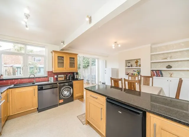 Melrose Avenue, Twickenham, TW2, photo 3