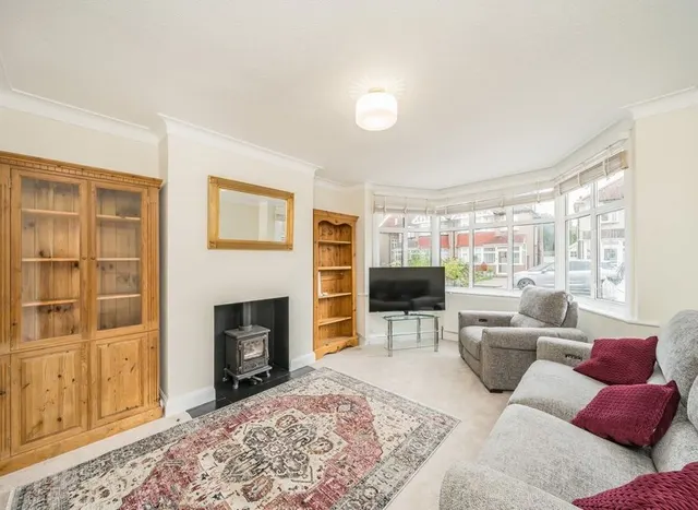 Melrose Avenue, Twickenham, TW2, photo 2