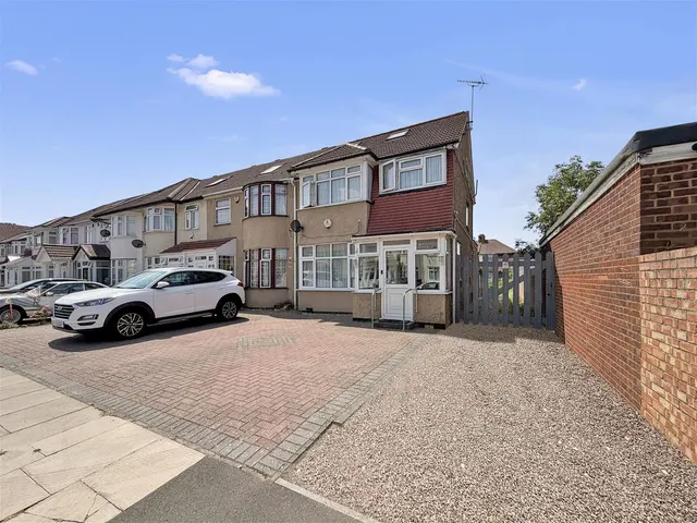 St. Stephens Close, Southall, photo 1