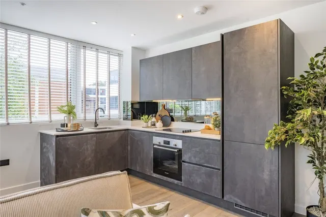 Rosemount Avenue, West Byfleet, KT14, photo 1